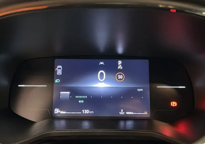 Tableau de bord numérique de Renault Clio V, affichage central avec vitesse à 0 km/h et indicateur éco, vue frontale.