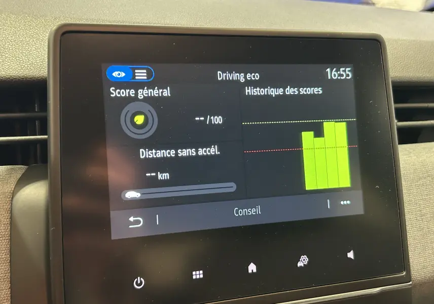 Écran tactile intérieur de la Renault Clio V gris schiste, affichant le score eco et l'historique des scores de conduite.