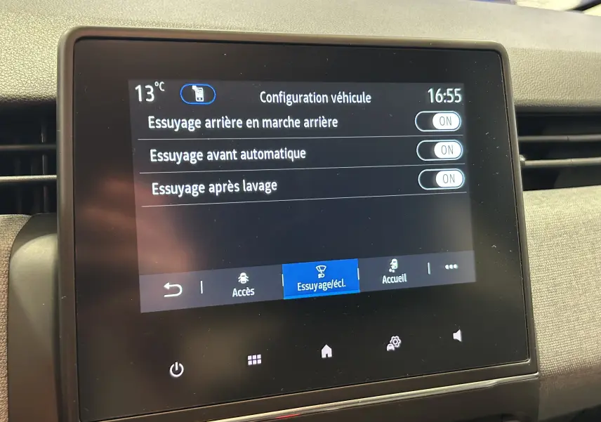 Écran tactile central de la Renault Clio V affichant les réglages d'essuyage automatique, intérieur tissu gris.