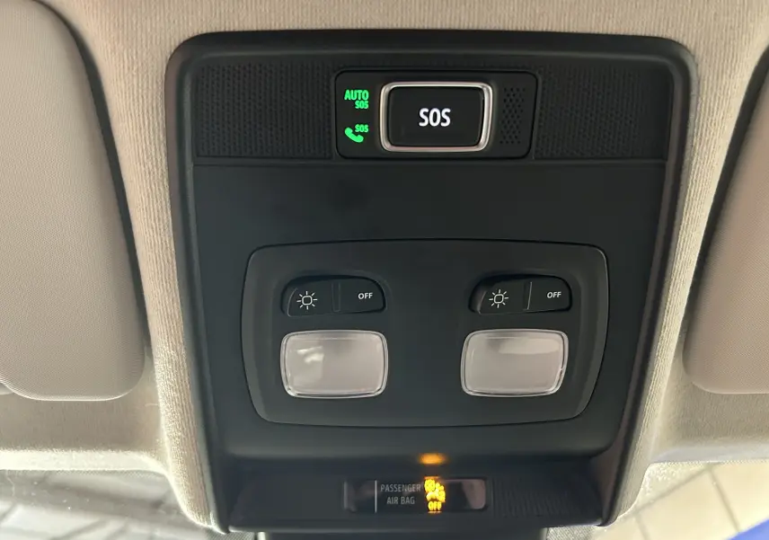 Vue rapprochée du plafonnier intérieur avec bouton SOS et commandes d’éclairage sur Renault Clio V gris schiste métal.