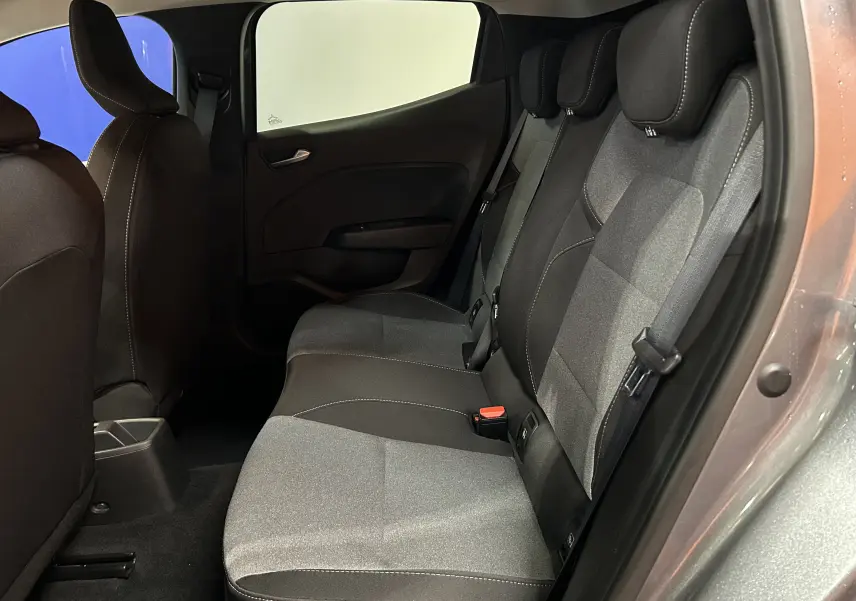 Vue intérieure côté droit des sièges arrière en tissu gris et noir de la Renault Clio V 2025, porte ouverte.