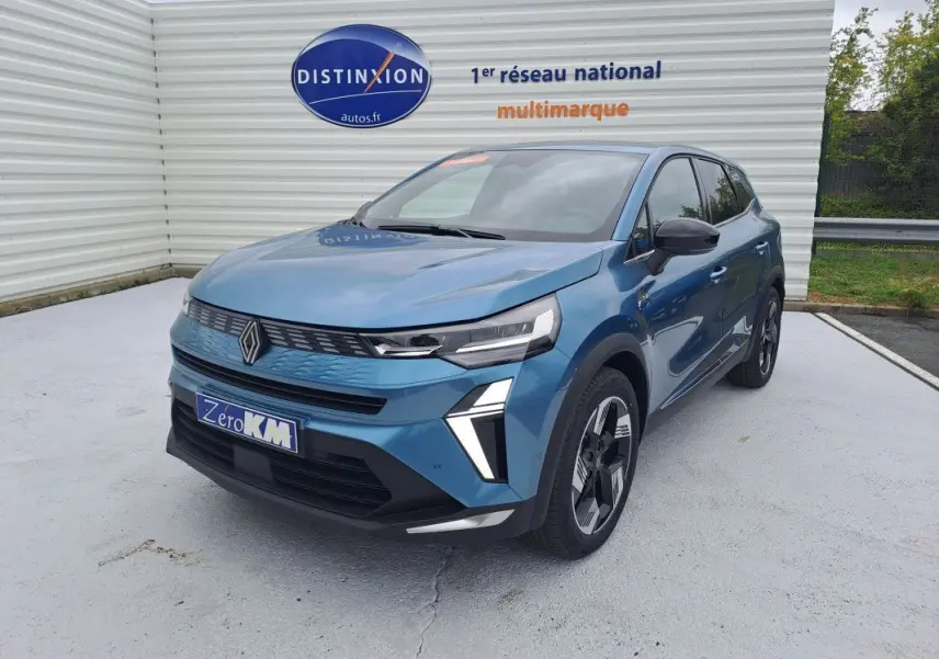 Renault Symbioz E-Tech Full Hybrid bleu mercure en 3/4 avant droit, avec signature lumineuse distinctive et jantes bi-ton.