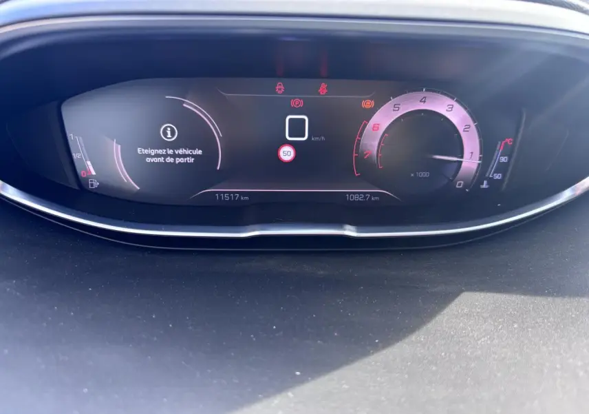 Tableau de bord numérique du Peugeot 5008 blanc 2022, affichant compteur et message d'arrêt avant départ.