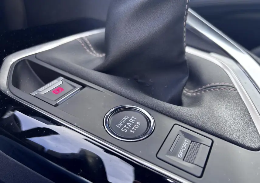 Gros plan sur la console centrale du Peugeot 5008 blanc 2022, avec bouton start/stop et commande mode sport.