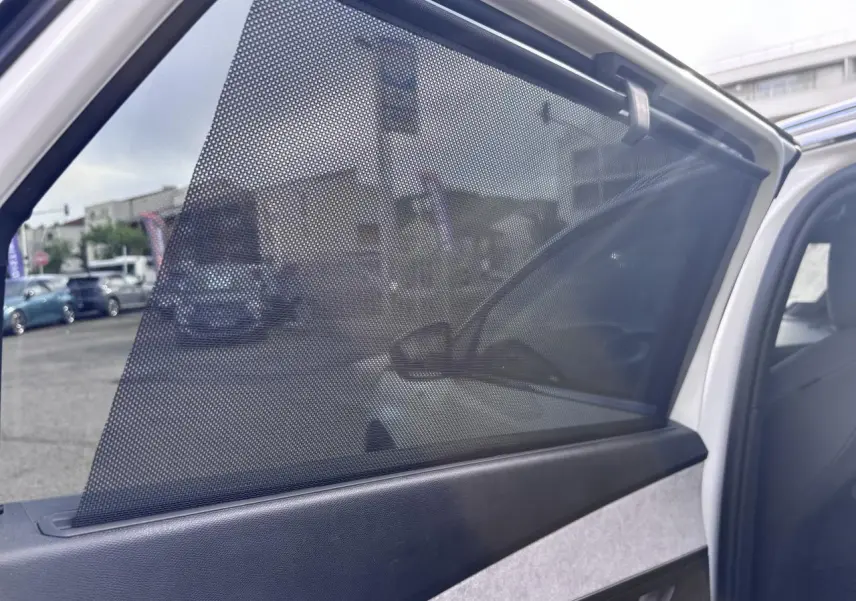 Détail de la vitre arrière droite avec pare-soleil perforé sur Peugeot 5008 blanc, version GT 2022.