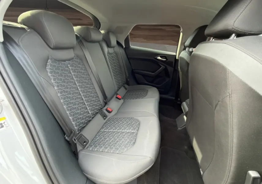 Vue intérieure des sièges arrière gris avec motifs hexagonaux de l'Audi A1 Sportback blanc 2025.