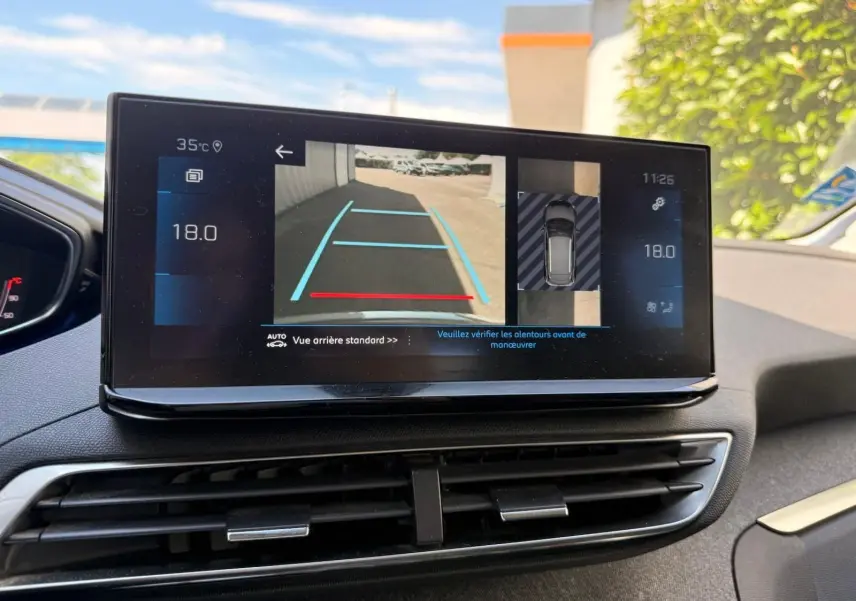 Écran tactile intérieur du Peugeot 3008 2021 montrant la caméra de recul et l'affichage de la température à 18°C.