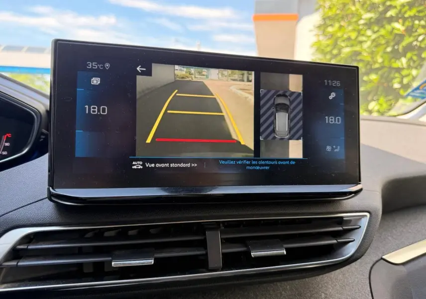 Écran central du Peugeot 3008 2021 montrant la caméra avant avec guidage de trajectoire et vue 360° intérieure.