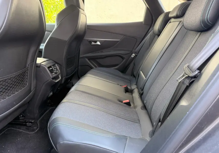 Vue intérieure côté droit des sièges arrière en cuir et tissu gris avec surpiqûres bleues du Peugeot 3008 1.5 BlueHDi 130 Allure Pack 2021.