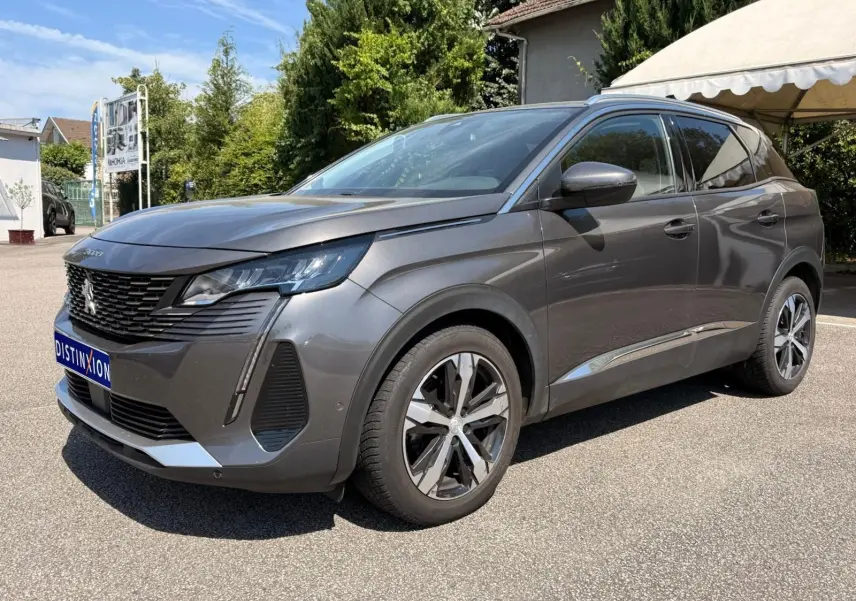 Peugeot 3008 gris platinium vue 3/4 avant droit, avec jantes alliage bicolores et calandre noire distinctive.