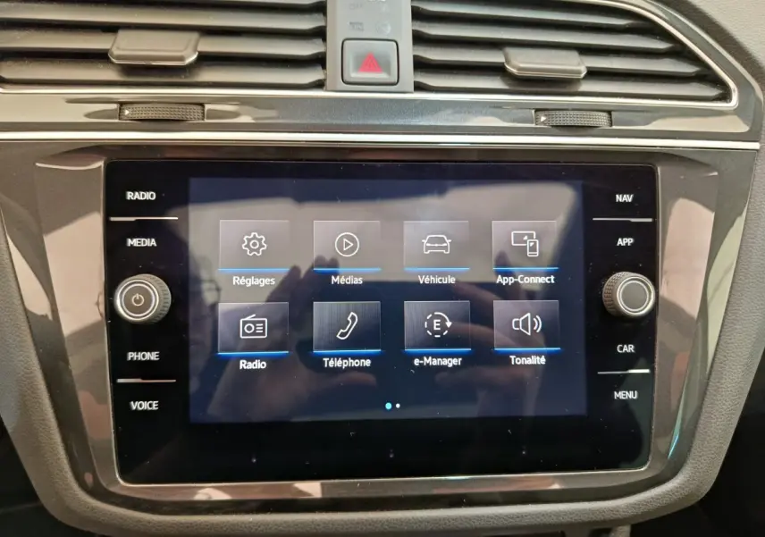 Écran tactile central du tableau de bord noir du Volkswagen Tiguan 1.4 eHybrid, affichant le menu multimédia.