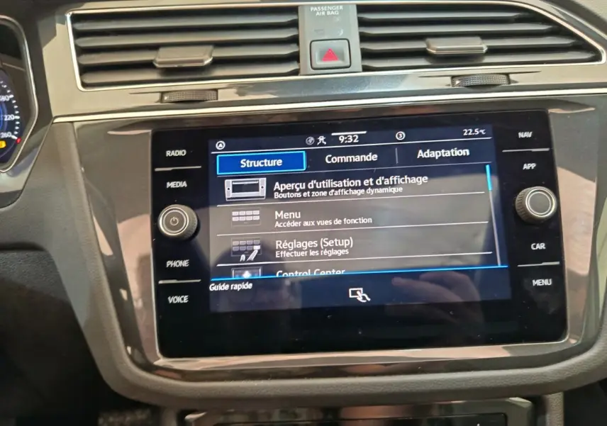 Vue rapprochée de l'écran tactile central du tableau de bord du Volkswagen Tiguan 1.4 eHybrid noir, affichant le menu Réglages.