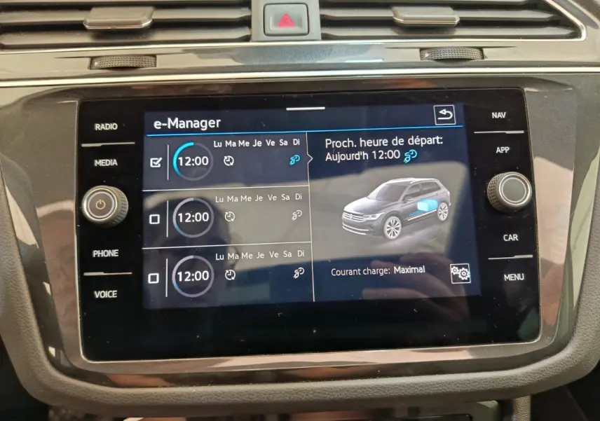 Écran tactile central du Volkswagen Tiguan 1.4 eHybrid 2022 montrant l'interface de gestion de charge en mode e-Manager.
