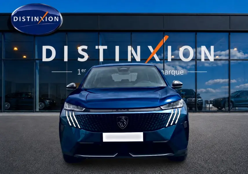 Peugeot 3008 bleu 3/4 avant face, mettant en valeur la calandre et les phares LED distinctifs.