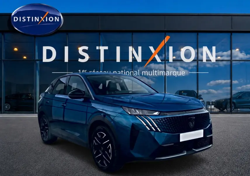Peugeot 3008 bleu en 3/4 avant droit, avec calandre distinctive et jantes alliage noires devant showroom Distinxion.