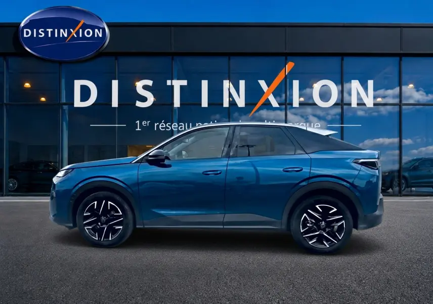 Profil côté gauche du Peugeot 3008 1.2 hybrid 145 allure e-dcs6 bleu 2025 avec jantes alu noires et toit noir.