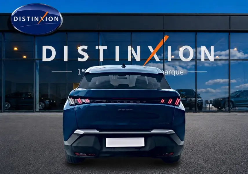 Vue arrière d'un Peugeot 3008 bleu 2025 garé devant une vitrine avec logo Distinxion visible en arrière-plan.