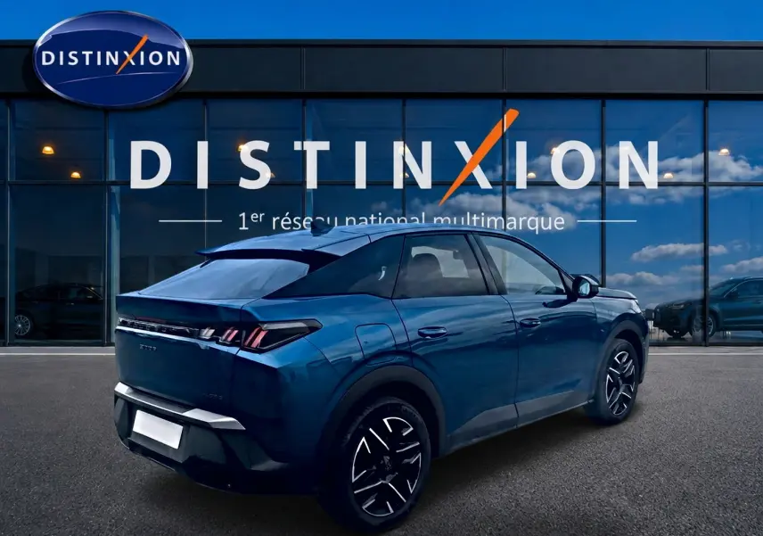 Peugeot 3008 bleu 3/4 arrière droit, avec jantes alu et feux arrière LED, devant une vitrine Distinxion.
