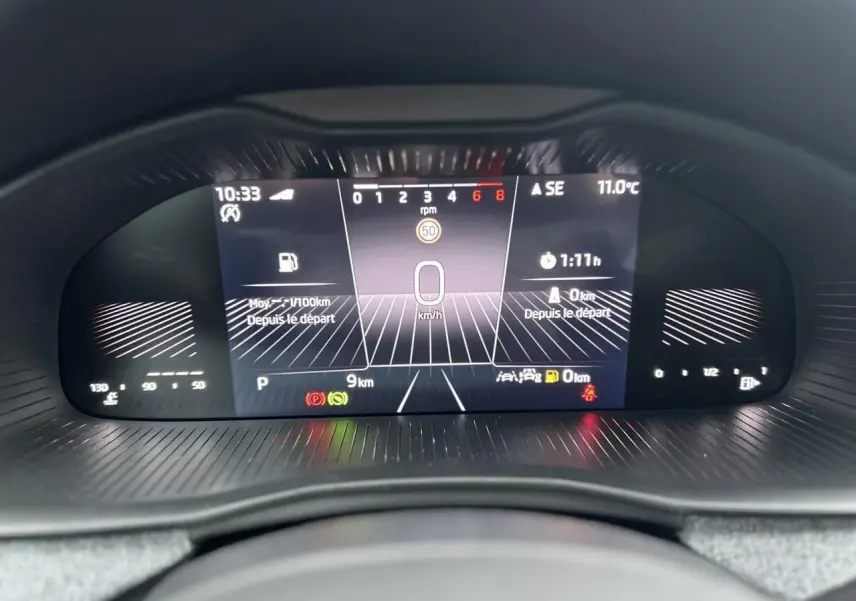 Vue rapprochée du tableau de bord numérique du Skoda Kamiq 2025, affichage clair et moderne avec indicateurs de vitesse et autonomie.