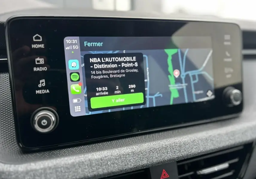 Écran tactile central du Skoda Kamiq 2025 affichant la navigation Apple CarPlay, vue rapprochée intérieure.