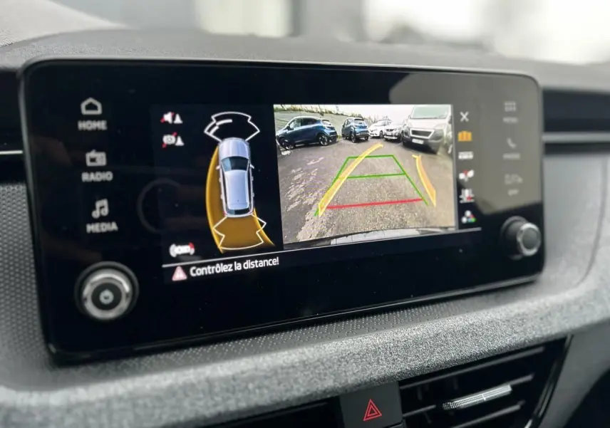 Écran tactile intérieur du Skoda Kamiq noir Magic montrant la caméra de recul avec guidage de stationnement.