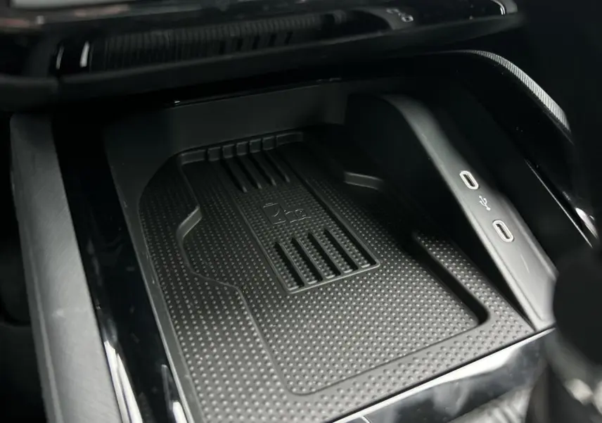Vue rapprochée de la console centrale noire du Skoda Kamiq avec chargeur induction et ports USB-C visibles.