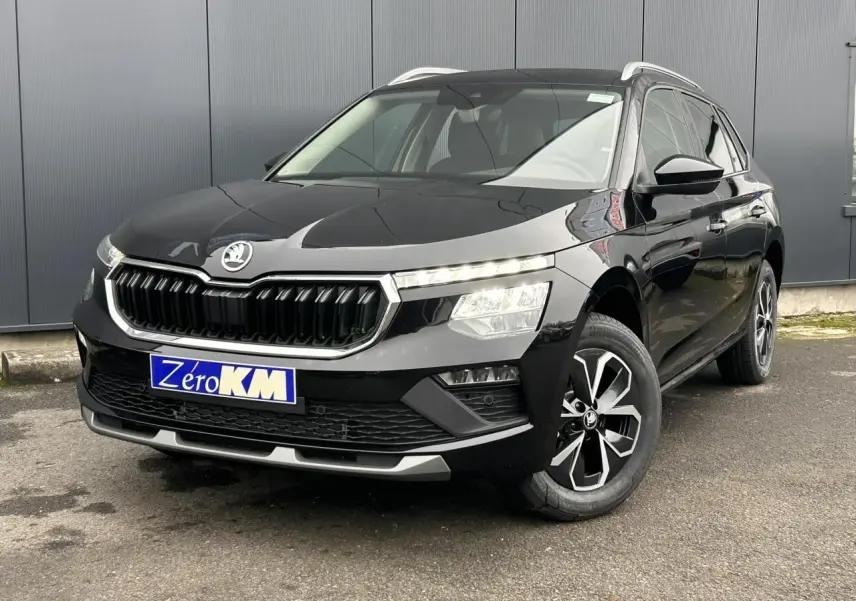 Skoda Kamiq noir Magic en 3/4 avant droit, avec calandre chromée et jantes alliage noires et argentées.