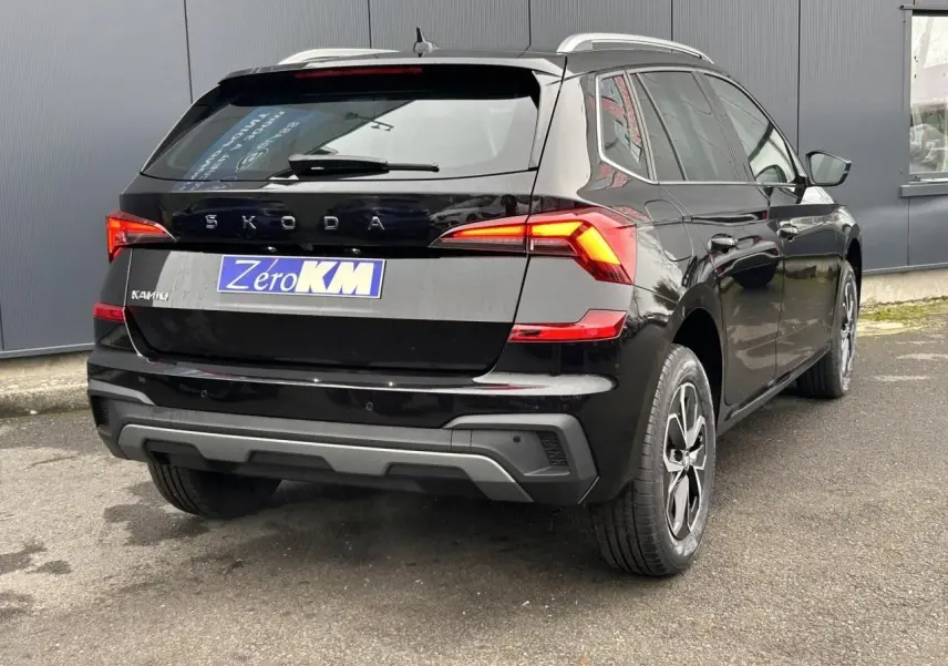 Vue 3/4 arrière droite d’un Škoda Kamiq noir Magic avec feux arrière LED et jantes alliage 16 pouces.