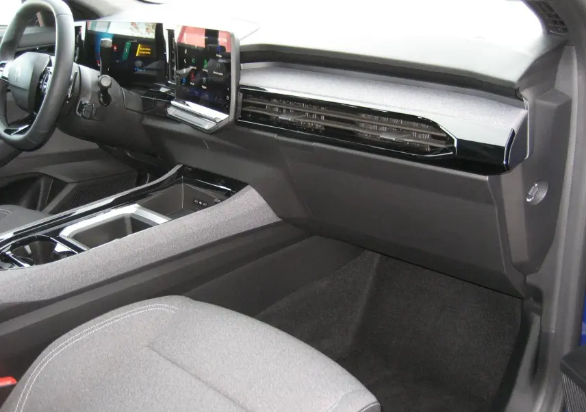 Vue intérieure côté passager du tableau de bord du Renault Austral 2025 avec écran tactile et finition moderne gris et noire.