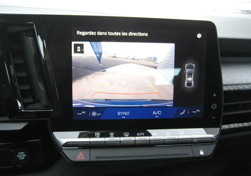 Écran central du Renault Austral 2025 montrant la caméra de recul avec affichage des lignes de guidage.