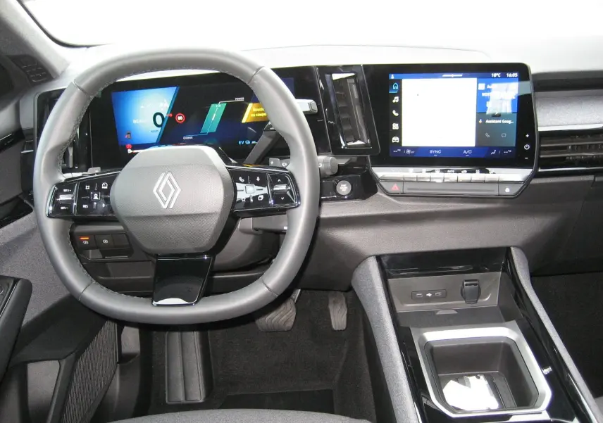 Vue intérieure centrée sur le volant et tableau de bord numérique du Renault Austral 2025, finition Evolution E-Tech.