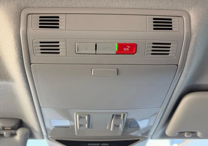 Détail du plafonnier intérieur gris clair du Skoda Kamiq 2025 avec bouton SOS rouge et aérations intégrées.