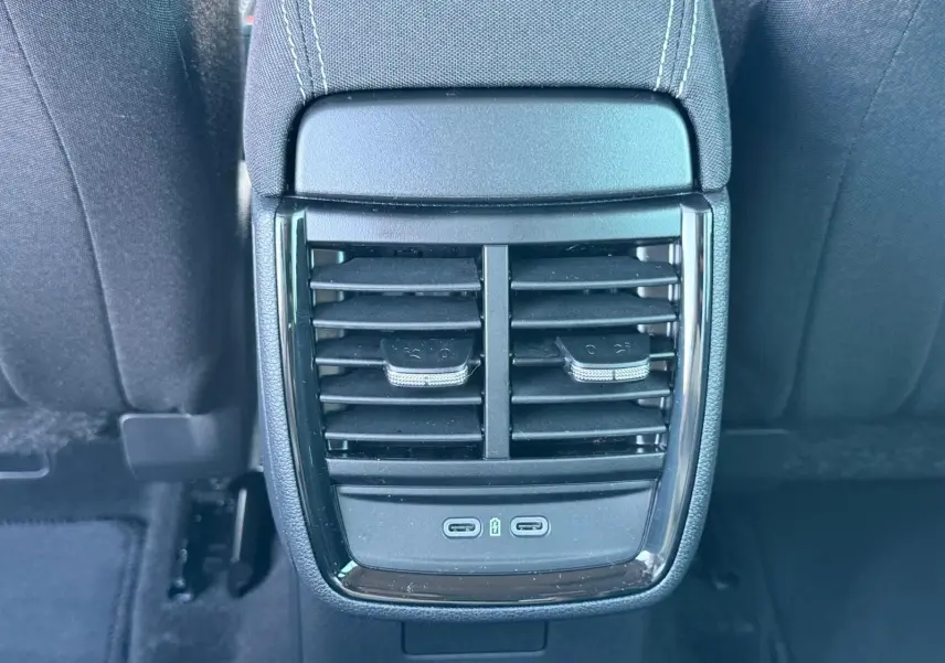 Gros plan sur les sorties d’air arrière noires et les ports USB du Skoda Kamiq 2025, finition tissu noir gris.