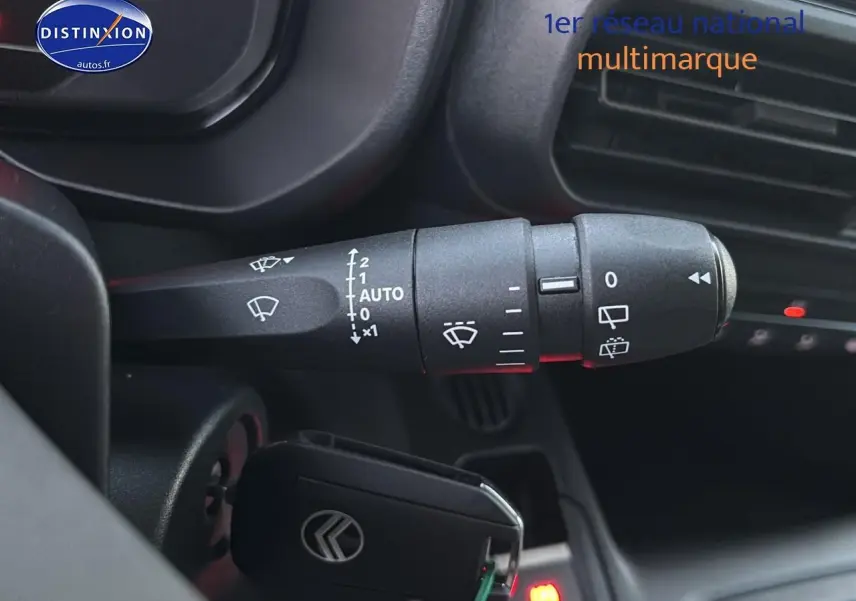 Gros plan sur la commande des essuie-glaces dans l’habitacle du Citroën Berlingo Fourgon blanc, version 2025.