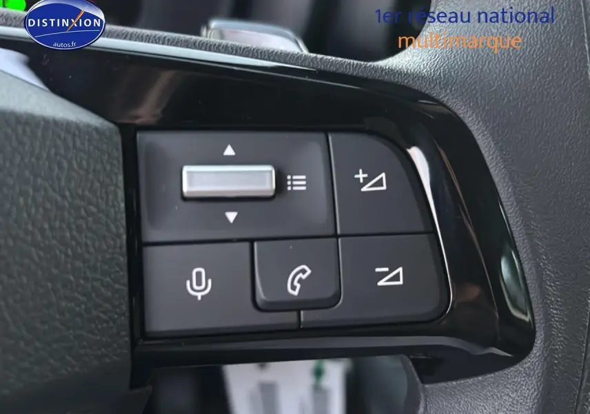 Gros plan sur les commandes multifonctions noires du volant du Citroën Berlingo Fourgon blanc 2025.