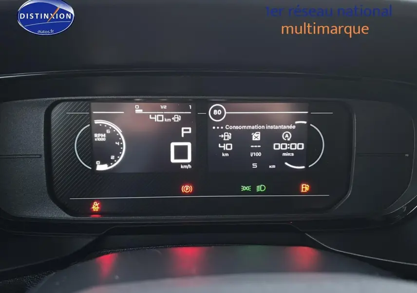 Tableau de bord numérique du Citroën Berlingo Fourgon blanc, affichage digital avec compte-tours et consommation instantanée.