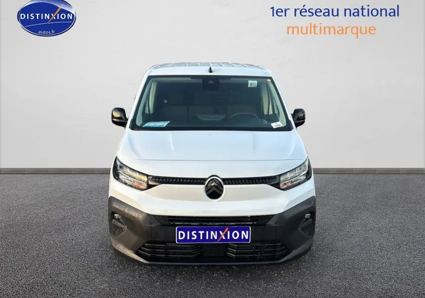 Vue de face du Citroën Berlingo Fourgon blanc 2025 avec pare-chocs noir et logo Citroën bien visible.