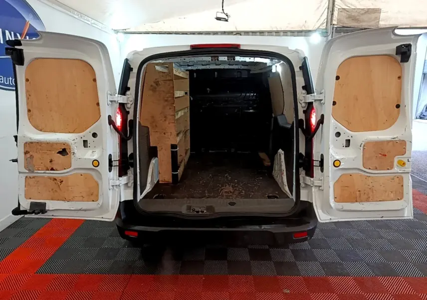Vue arrière du Ford Transit Fourgon blanc 2022 avec portes ouvertes et intérieur de chargement en bois.