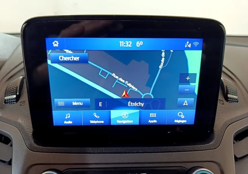 Écran tactile central du système de navigation 3D du Ford Transit Fourgon blanc, vue intérieure frontale.