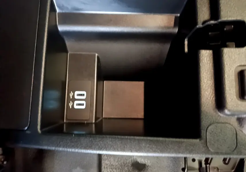 Gros plan sur la console centrale noire du Ford Transit Fourgon 2022 avec deux ports USB visibles.