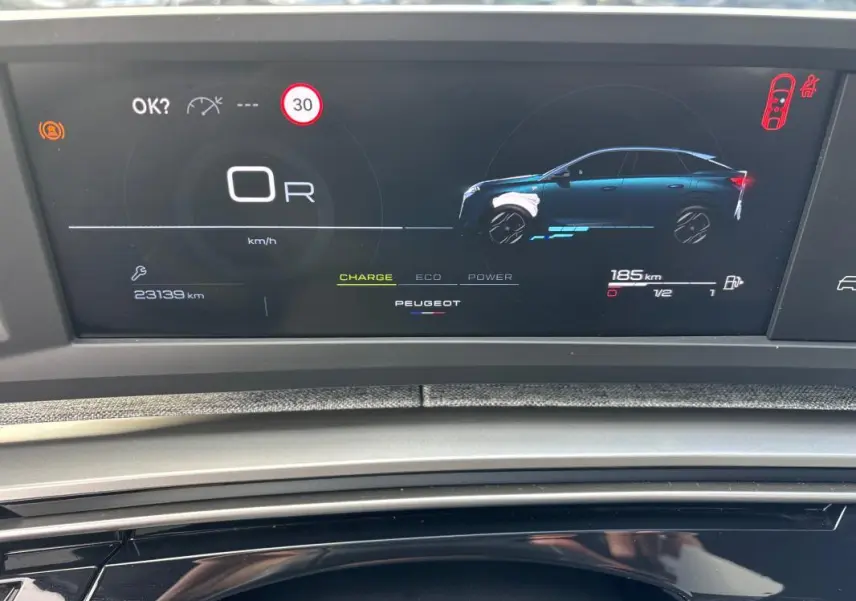 Vue rapprochée du cockpit numérique du Peugeot 3008 Hybrid 145 e-DCS6 Allure avec affichage digital et indicateurs de charge.