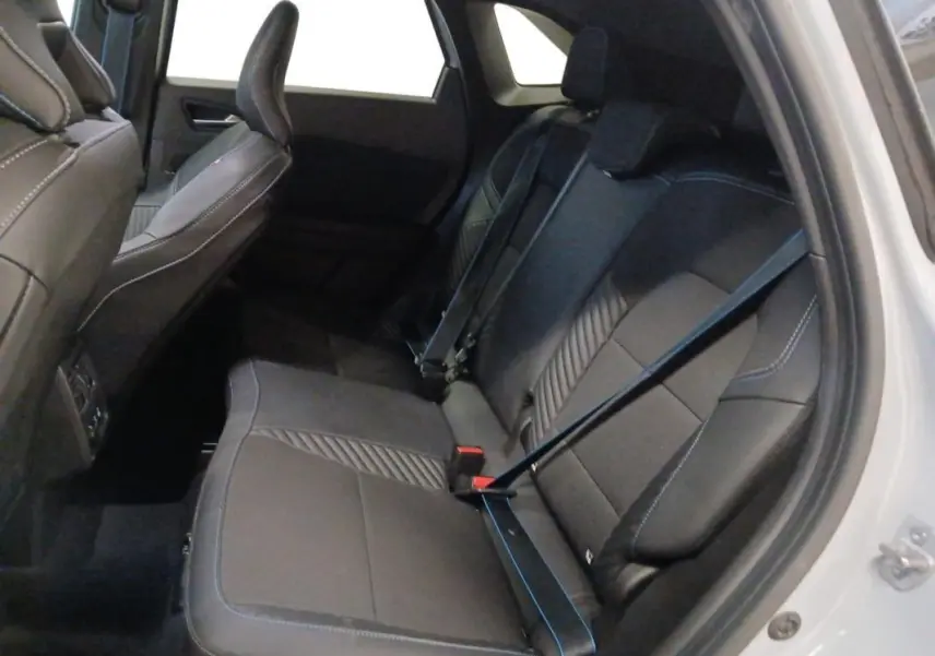 Vue intérieure côté droit des sièges arrière en tissu noir avec surpiqûres bleues du Renault Symbioz gris clair 2025.