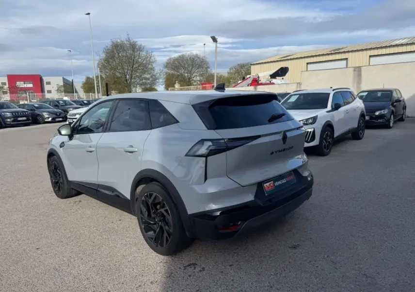 Vue 3/4 arrière droite d'un Renault SYMBIOZ gris clair avec jantes alliage noires et vitres teintées.