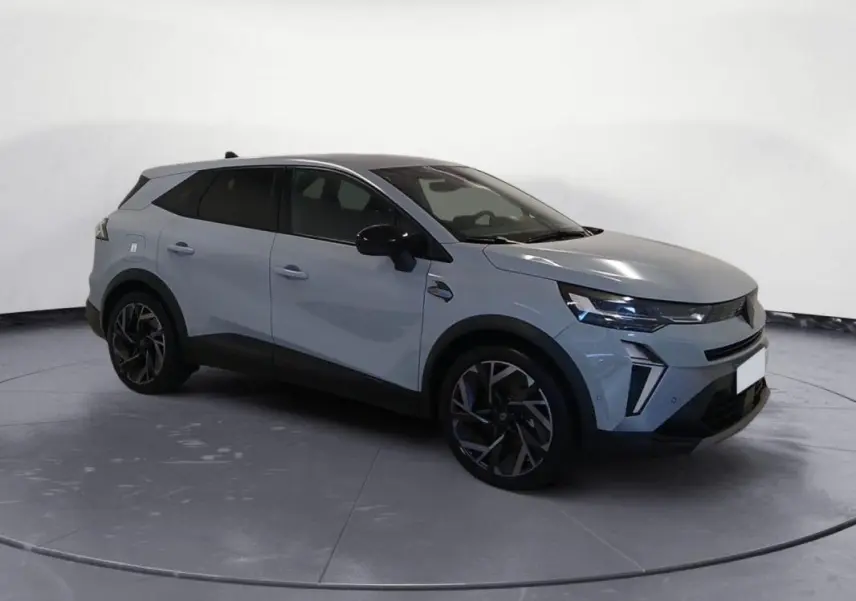 Renault Symbioz gris clair en 3/4 avant droit, avec jantes alliage noires et toit noir contrasté.