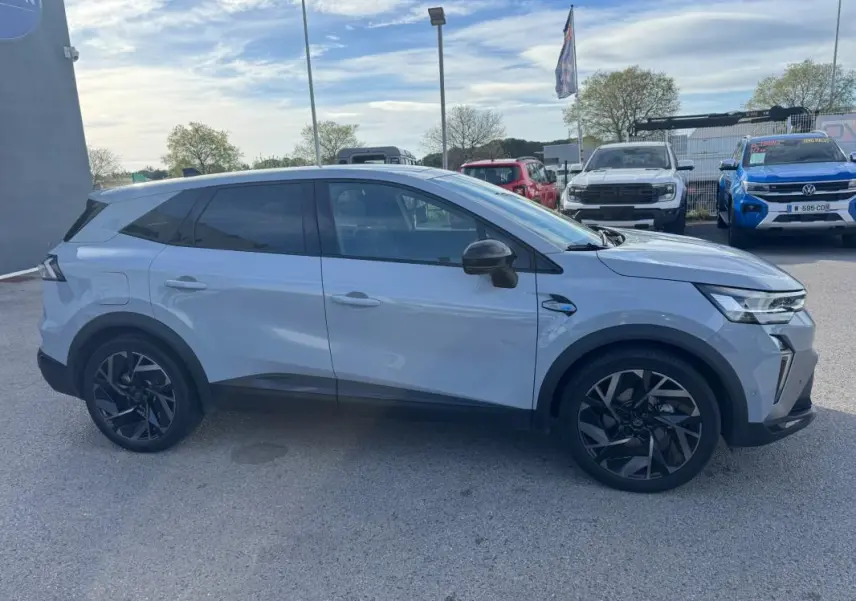 Profil côté gauche du Renault SYMBIOZ gris clair 2025 avec jantes alliage noires et détails noirs contrastants.