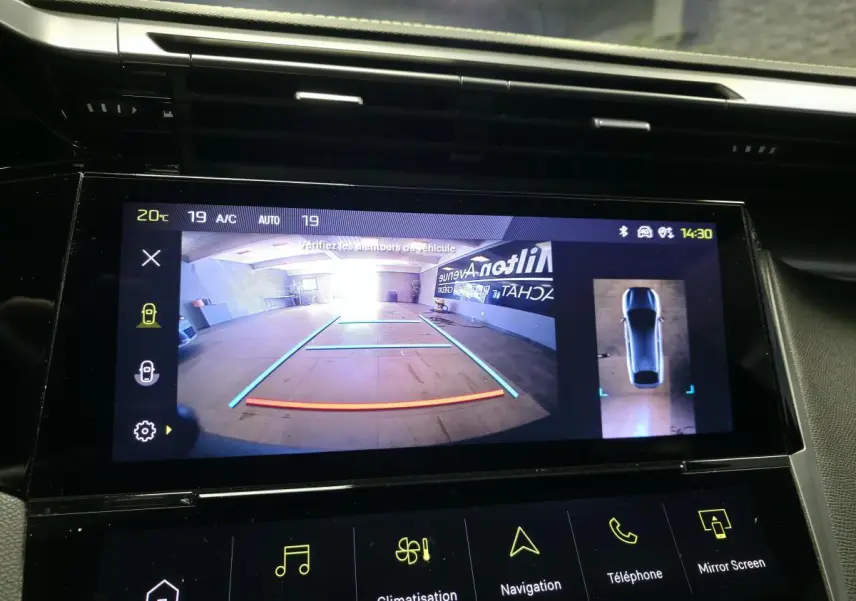 Écran central tactile montrant la caméra de recul et vue aérienne de la Peugeot 408 gris Selenium, intérieur noir.
