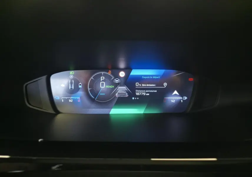 Affichage numérique du combiné d'instrumentation de la Peugeot 408 GT hybride rechargeable, avec informations de conduite et autonomie.