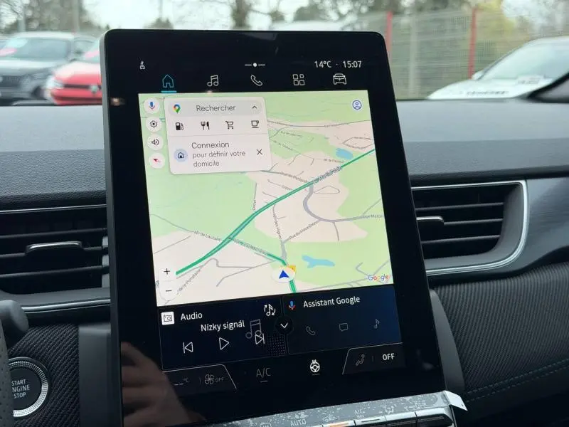 Écran tactile central du tableau de bord du Renault Captur 2026 avec navigation Google Maps affichée.