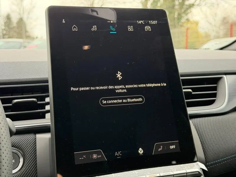 Écran tactile central du Renault Captur 2026 en gros plan, affichant la connexion Bluetooth, intérieur gris et noir.