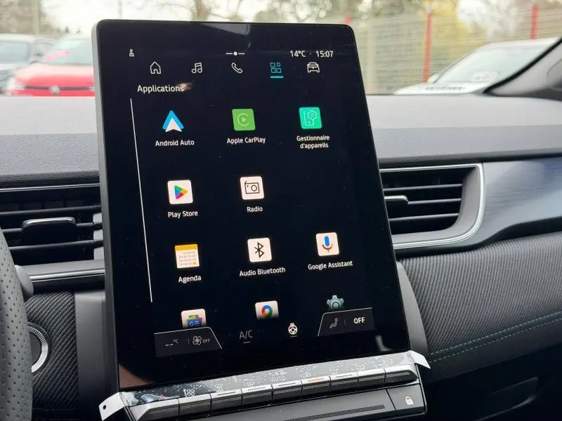 Écran tactile central intérieur du Renault Captur 2026, affichant les applications connectées, avec tableau de bord gris et noir visible.